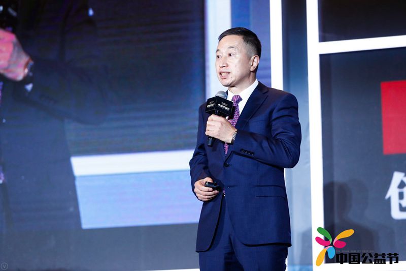 用公益推動進步，“非典型好人”陳利浩再獲“年度公益人物”獎