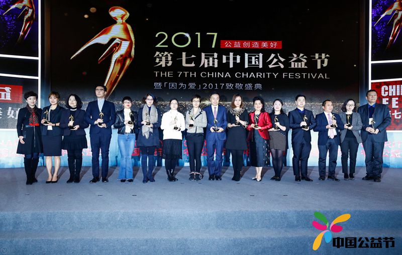 用公益推動進步，“非典型好人”陳利浩再獲“年度公益人物”獎