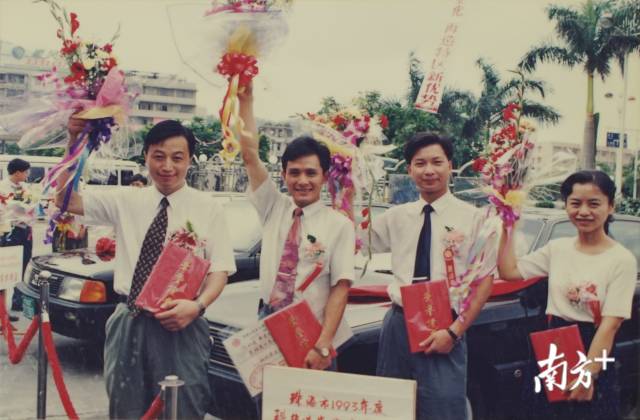 1994年珠海1993年度科技進(jìn)步突出貢獻(xiàn)獎勵(lì)大會召開，陳利浩作為首席獲獎?wù)哒弥楹Ｊ锌萍贾鬲勌氐泉劇? title=