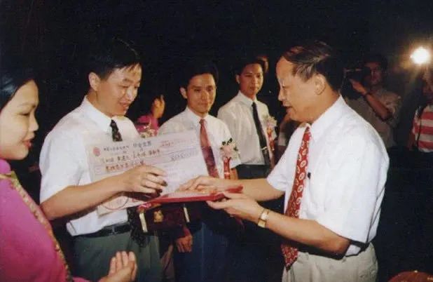 堅定立足珠海發(fā)展 遠光軟件陳利浩獲評20年突出貢獻企業(yè)家